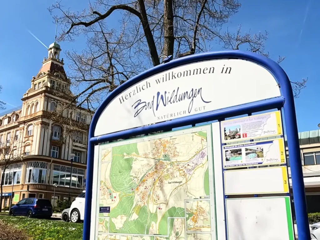 Ein Schild auf dem der Schriftzug Bad Wildungen zu sehen ist und eine Stadtkarte.